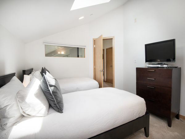 Luxury Vail Village 4 Bedroom Vacation Condo - Walk to Lifts